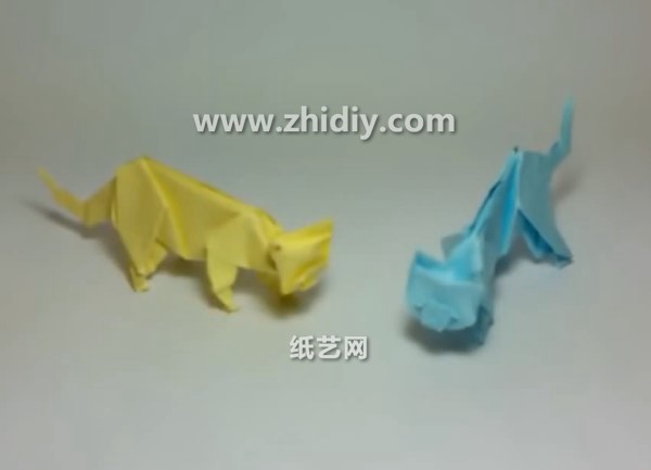 Origami video tutorial for handmade three-dimensional origami kitten