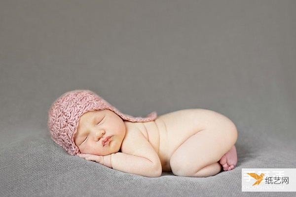 A pure and innocent little angel. Super cute newborn baby photos.