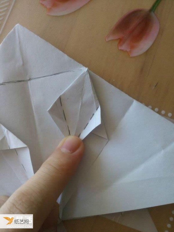 Step-by-step illustration of how to use origami to fold a cute grand piano