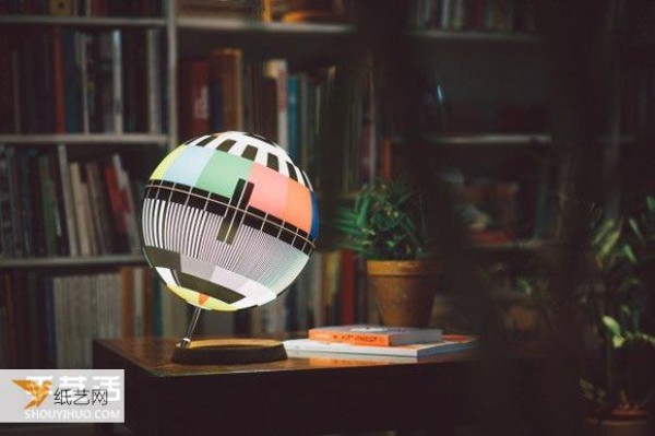 The nostalgic desk lamp design awakens the memories of children who love to watch TV.