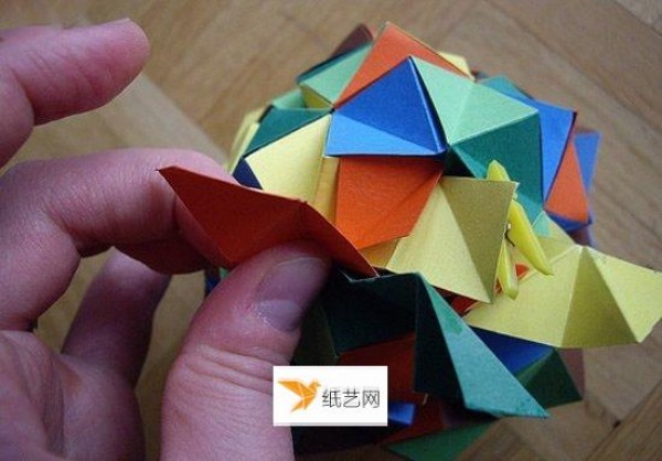 Illustration of the specific steps of folding beautiful paper balls