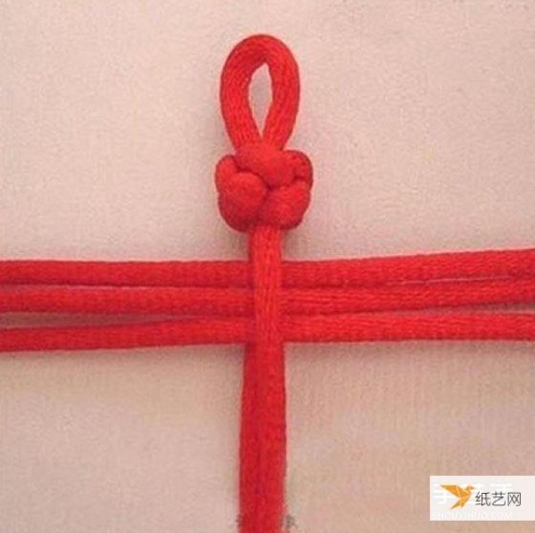 Illustration of how to weave a Chinese style red rope bracelet