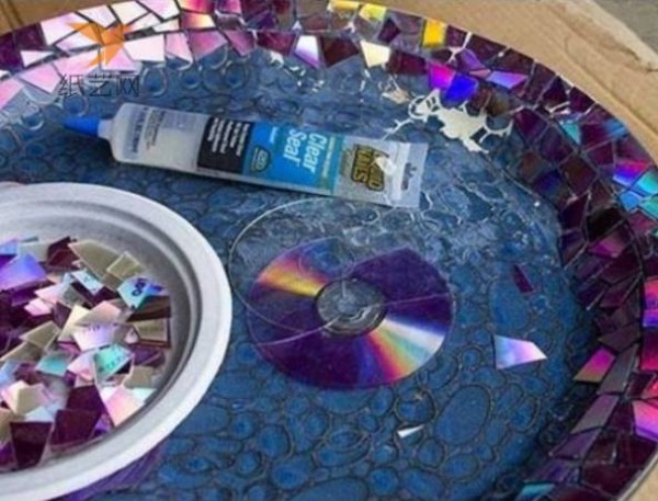 Tutorial on turning waste into treasure: colorful shallow plates made from waste CDs