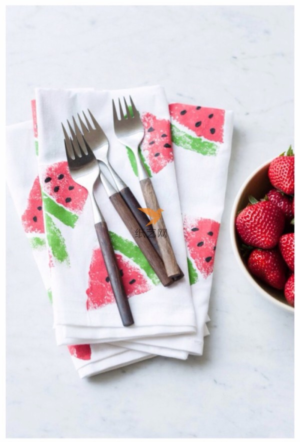 Turn waste into treasure. Make fresh watermelon stamps from unused facial cleansing powder puffs.