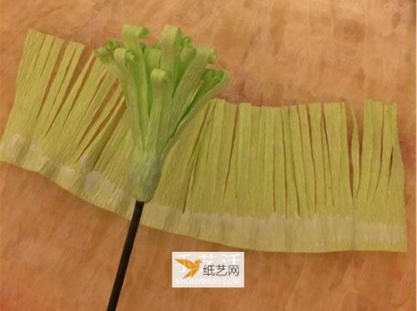 How to use crepe paper to make paper chrysanthemums for Double Ninth Festival