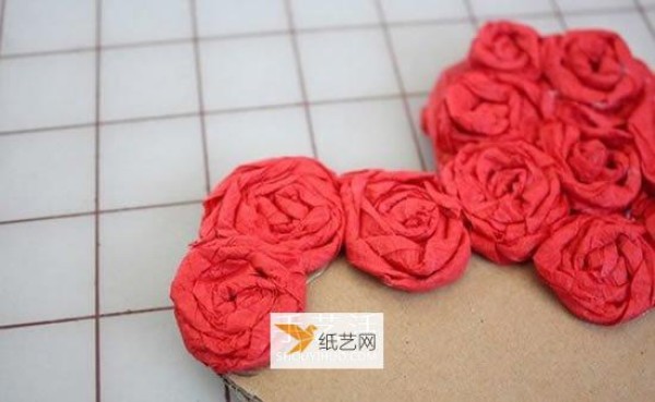 How to make Valentine’s Day rose decorations using crepe paper