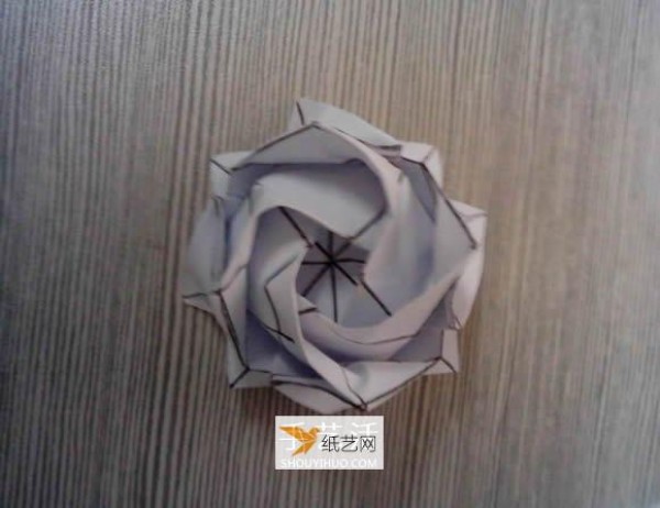 Illustrated tutorial on how to fold an eight-petal Kawasaki rose