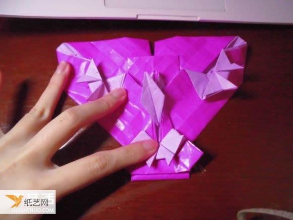 Very creative step-by-step illustration of Dielianhua heart origami