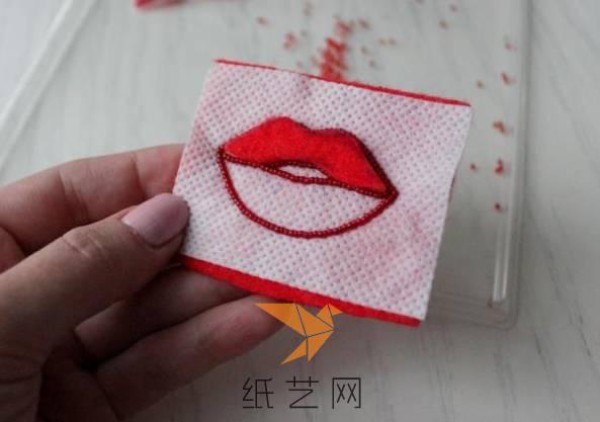 Tutorial on how to decorate a Valentine’s Day gift with red lip beads