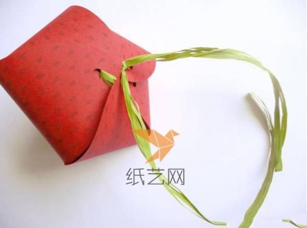 Tutorial on how to make cute strawberry-shaped Christmas gift packaging