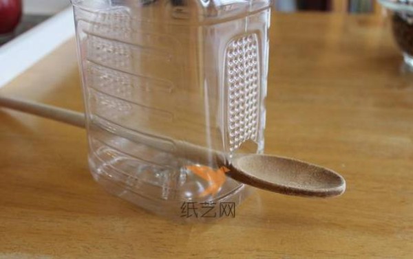 Tutorial on making an automatic bird feeder from waste beverage bottles