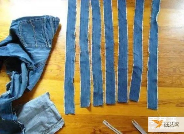 Tutorial on how to transform unworn jeans into a grocery shopping bag