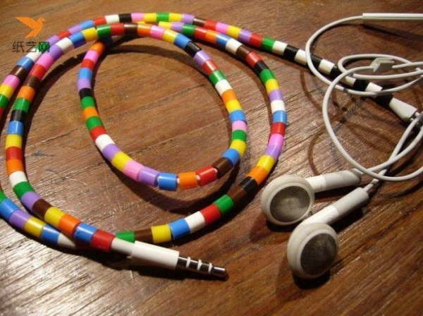 Pinpin Doudou’s amazing tutorial on decorating headphone cables