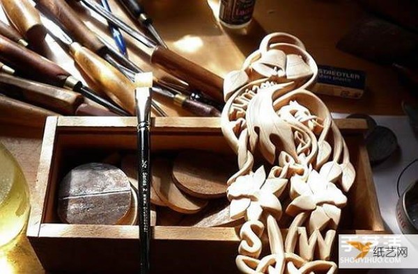 Comprehensive display of various carving works by the Love spoon wood carving artist Adam King