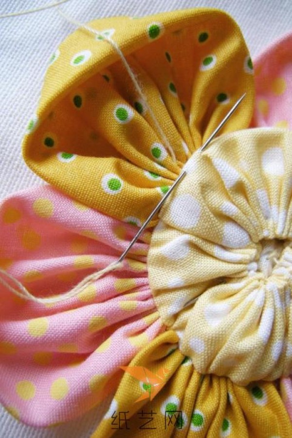 If you like sweet fabric flowers, don’t miss this tutorial