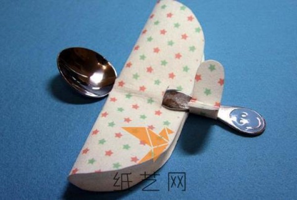 Tutorial on how to make a spoon and small airplane for New Year party decorations