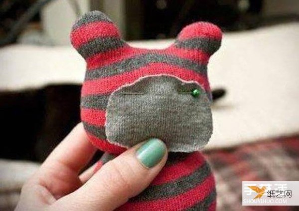 Illustrated tutorial on how to make a stuffed bear using socks