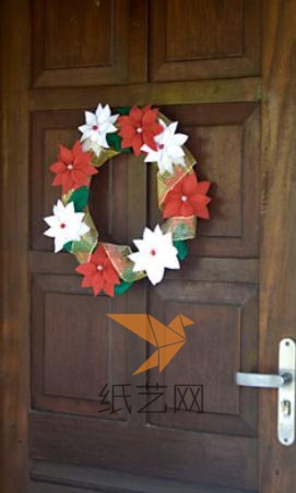 Detailed tutorial on holiday wreaths made from non-woven fabrics