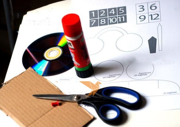 Tutorial on renovating old CDs and hand-making clocks for children