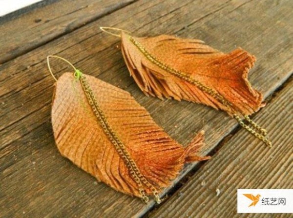 How to use leather to make personalized feather hangings