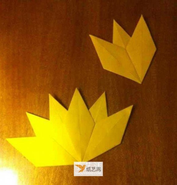 Illustration of how to fold paper maple leaves for children