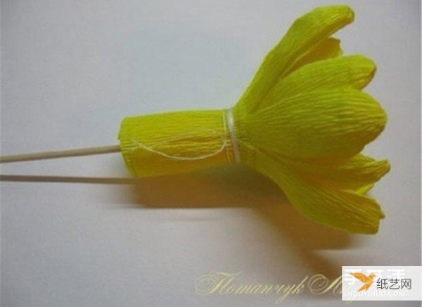 Illustrated tutorial on how to make yellow chrysanthemums using crepe paper