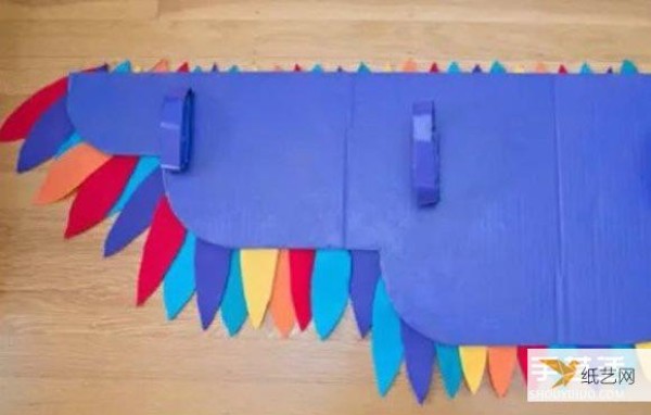 Tutorial on how to make colorful children’s feather wings using cardboard