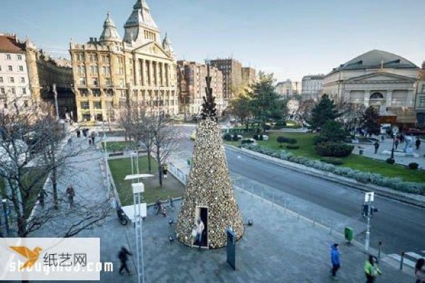 Budapest Christmas tree made from 15,000 kilograms of logs