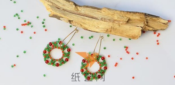 Tutorial for making beaded Christmas earrings in Christmas tree tones