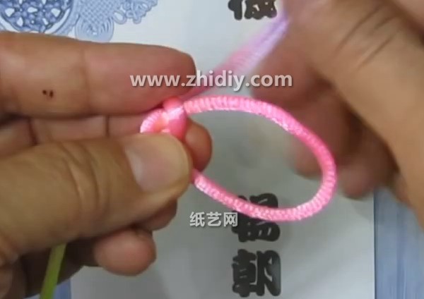 A basic introductory tutorial on Chinese knots that teaches you how to knit the figure eight knot