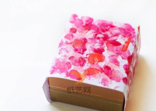 Tutorial on making simple and beautiful paper carvings for Valentine’s Day gift packaging