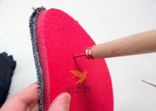 DIY tutorial on transforming old clothes into old jeans and using waste materials to make flip-flops