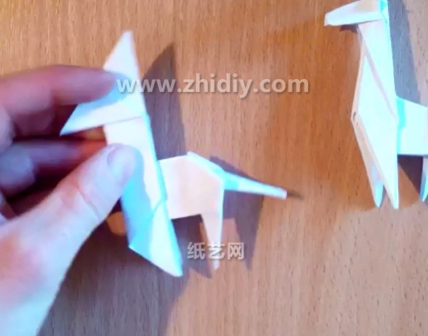 Origami video tutorial for little origami giraffe