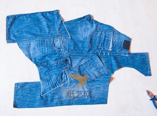 DIY tutorial on using old jeans waste to make work aprons