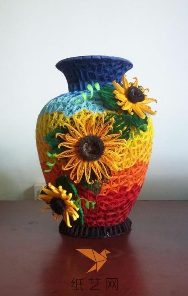 Use quilled paper to transform an old vase at home. A tutorial on how to make a beautiful quilled paper vase.