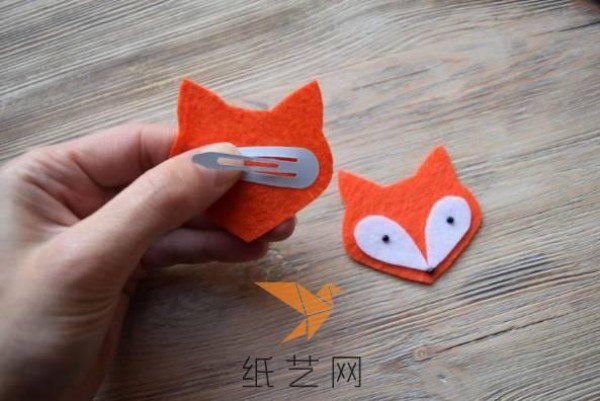 Tutorial on how to make handmade little fox hairpins for children as Christmas gifts