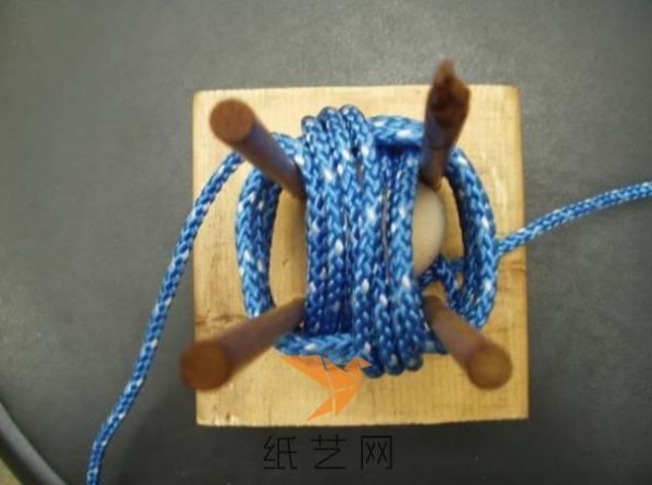 A very mysterious little ball knitting tutorial for making Valentine’s Day gifts