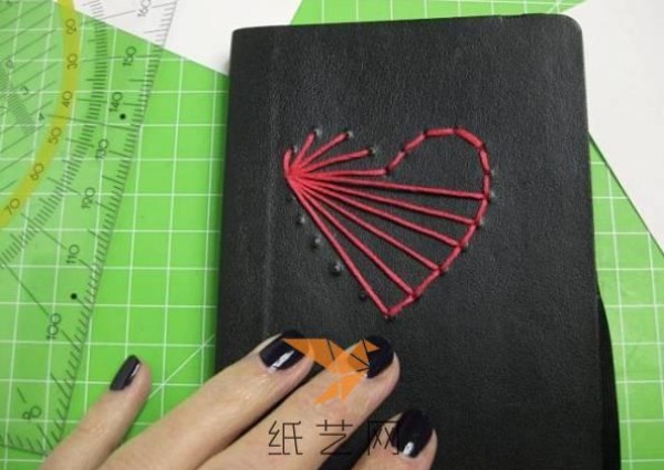 Tutorial on making a heart-shaped cover for Valentine’s Day gift