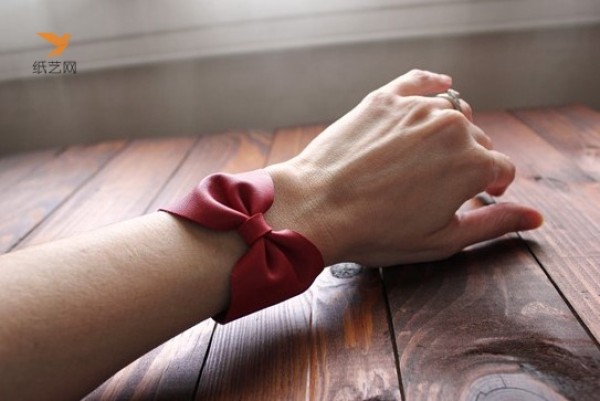 Handmade tutorial teaches you how to make a bow bracelet from leather