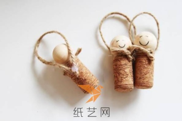 Red wine corks turn waste into treasure to make cute little angel Christmas tree decorations for Christmas