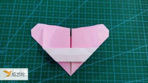 Hand-folded Valentines Day LOVE heart-shaped origami illustration tutorial