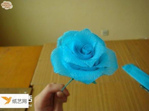 How to make roses from crepe paper by hand