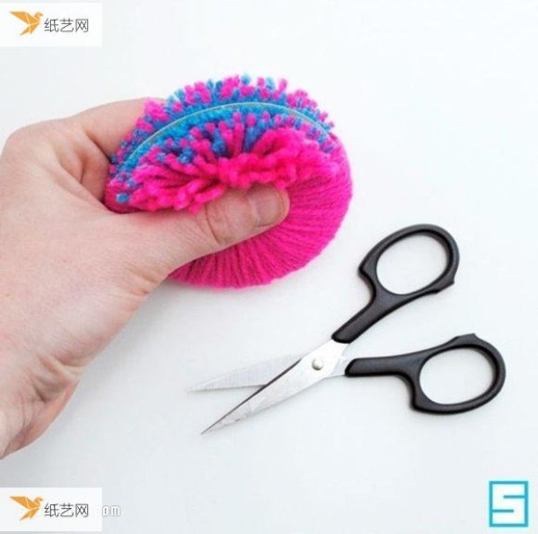 Share the detailed step-by-step illustration of how to make yarn balls.