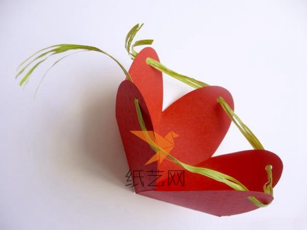 Tutorial on how to make cute strawberry-shaped Christmas gift packaging