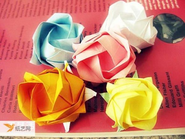 Illustrations of the folding methods of several particularly complex paper roses