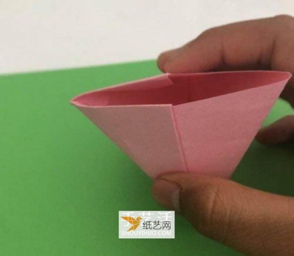 How to fold a simple triangular paper box with a love lock