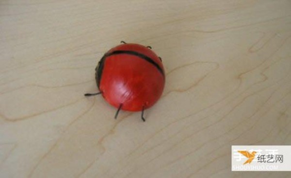 A simple craft method for young children to use table tennis balls to make seven-star ladybugs