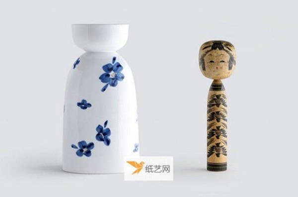 The combination of traditional Japanese dolls and porcelain