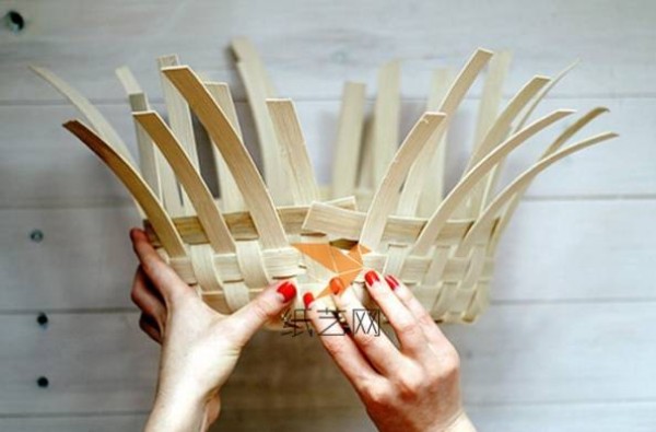 Tutorial on how to make a small hand-woven basket. Illustrated hand-made method of weaving a bamboo basket.