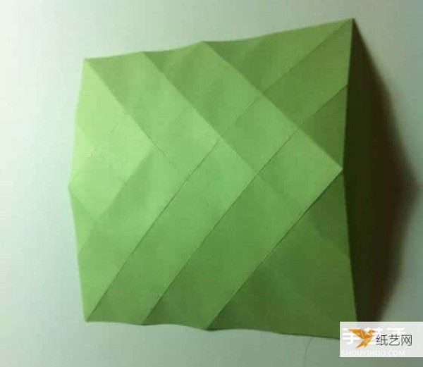 Illustration of how to fold a very creative four-leaf clover using a piece of paper